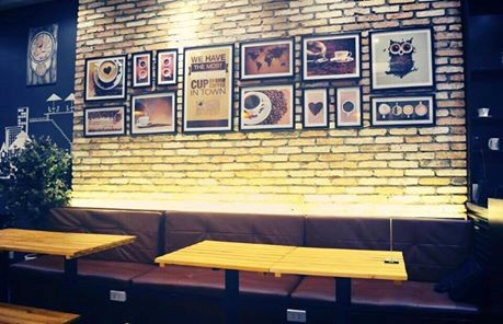 2. Unclosed Coffee (Hồ Tùng Mậu, quận 1) mở cửa suốt 24 giờ và đông khách nhất sau nửa đêm. Điểm cộng của quán cà phê Sài Gòn này là không gian trẻ trung, hai vợ chồng chủ quán nhiệt tình, vui vẻ. Phục vụ hơi chậm khi đông khách.