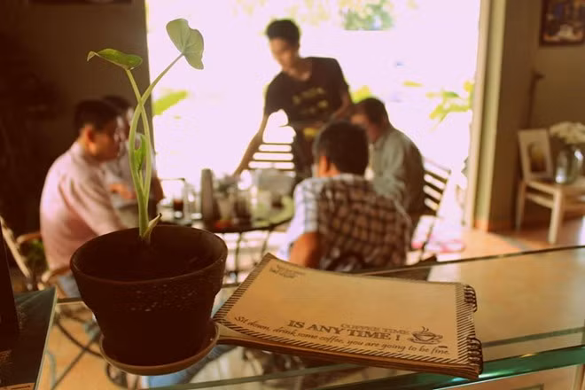 4. Thức Coffee (Pasteur, quận 1) hay các quán khác thuộc thương hiệu này nhận được khá nhiều điểm cộng của "cú đêm" về không gian, phong cách phục vụ, cà phê. Riêng teen hay các bạn nữ lại mê mệt món trà đào của quán.