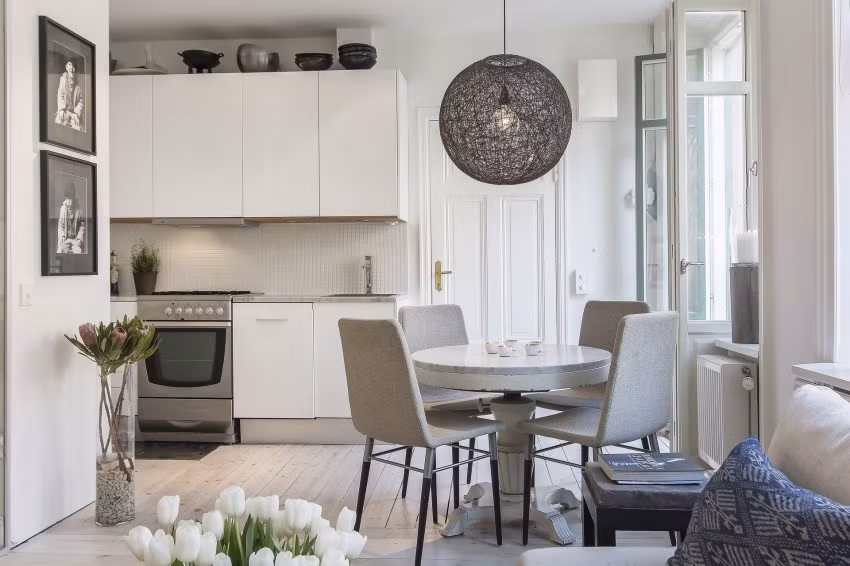 Ban công đối diện với bếp: Ban công cũng không thể đối diện trực tiếp với phòng bếp, đây cũng có thể coi là một loại xuyên tâm, làm cho khả năng đoàn tụ nhất trí trong nhà yếu, làm cho gia đình khó hòa thuận, hạnh phúc. Đây cũng là một trong những đại kỵ trong phong thủy nhà ở.