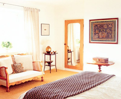 Cửa phòng ngủ đối diện với tấm gương lớn: Gương là một vật có tác dụng phản xạ rất mạnh, đẩy các dòng sát khí sang hướng khác. Cho nên việc bạn đặt gương chiếu thẳng vào phòng ngủ thì vô tình đẩy những luồng khí hung tiến thẳng vào trong phòng bạn, điều này ảnh hưởng không tốt đến sức khỏe cho các thành viên và khiến chủ nhân căn phòng thường bị cản trở hoặc phá rối, dẫn đến giấc ngủ không sâu, thậm chí mất ngủ. Đây cũng là một trong những đại kỵ trong phong thủy nhà ở.