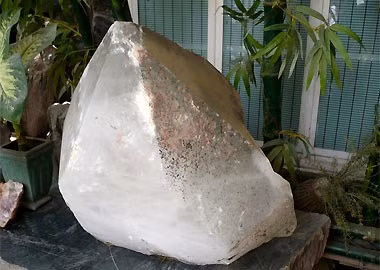 Bên ngoài, phía trước nhà không nên xây, đặt vật nhô lên như đầu người: Đó là điều đại kỵ, ví như cục u máu đặt trước nhà. Đây là hình tượng bất hảo và tuyệt đối không được làm. Bạn cũng nên tham khảo ý kiến các chuyên gia phong thủy nhà ở để có tư vấn tốt cho ngôi nhà của mình.