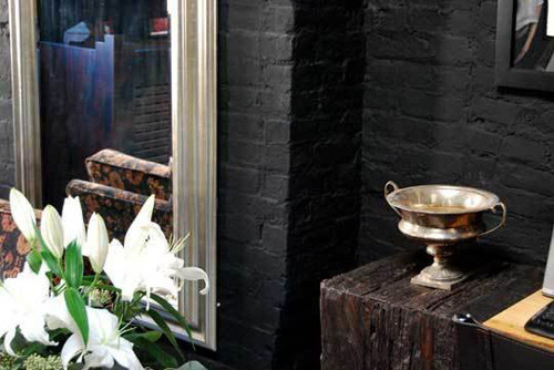 Không sơn nhà màu đen: Là một màu luôn mang lại sự huyền bí nhưng sang trọng. Trong cuộc sống màu đen luôn có một sức hấp dẫn, lôi cuốn và vô cùng bí ẩn. Nó có khả năng che lấp mọi cái xấu, mọi cái không tốt của con người. Vì thế, một số người vì sở thích khi trang trí thích sử dụng một số đồ gia dụng như sofa, ghế, bàn ăn màu đen. Tuy nhiên, theo phong thủy nhà có quá nhiều màu đen sẽ đem lại sự không may mắn cho gia đình.