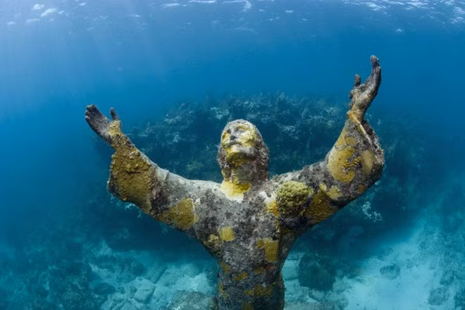 Tượng Christ of the Abyss, Florida, Mỹ: Galletti còn có thêm 3 bức tượng tượng tự, một nằm ở Grenada và một nằm ở công viên san hô John Pennekamp, ngoài khơi Key Largo, bang Florida, Mỹ. Bức tượng ở Florida được đăt tại độ sâu 8 m và là một trong những điểm tham quan dưới nước nổi tiếng nhất thế giới. Ảnh: Aurora Creative.