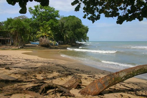 10. Bãi biển Cahuita , Costa Rica: Bãi biển này trải dài 3,5 km được bao quanh bởi những ngọn núi lửa. Nó còn có tên là Plar Negra, trên bờ thuộc vùng biển Caribe đất nước Costa Rica.