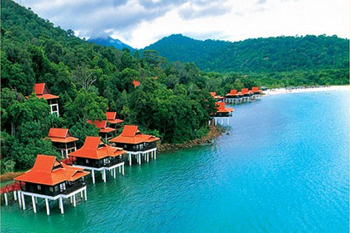 4. Đảo Langkawi , Malaysia: Điều đặc biệt khi đến với hòn đảo này là những bãi cát đen xen kẽ cùng với những bãi cát trắng và theo như truyền thuyết của người dân địa phương kể, đó là do tàn tích chiến tranh của các vị thần.
