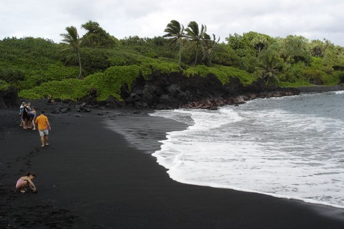 5. Bãi biển đen, Alaska: Không giống như những bãi biển đen khác nơi mà bạn có thể thoải mái phơi nắng. nơi đây được bao phủ hầu như là băng tuyết.