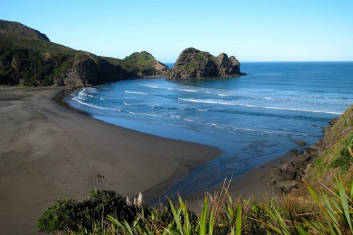 9. Biển Piha , New Zealand: Piha là một khu định cư ven bờ biển phía tây của Auckland, đây là một trong những bãi biển đen nổi tiếng nhất Thế giới, đặc biệt vào mùa hè. Cát vùng biển này có màu đen vì hàm lượng sắt cao trong nó do núi lửa phun trào.