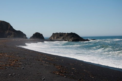 6. Biển Black Sands , California: Do những viên đá cuội màu đen phủ lên vì vậy bãi biển có màu đen mịn, đặc biệt khi đến với bãi biển này du khách còn được tham quan những vịnh nhỏ với hoa trái xanh tốt.