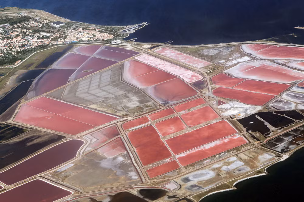 Hình ảnh chụp từ trên không tuyệt đẹp của cánh đồng muối Berre ở miền nam nước Pháp.