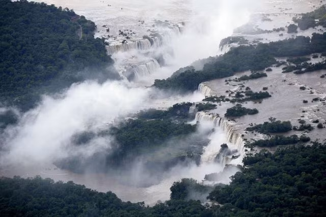 Hình ảnh thác nước Iguazu thuộc khu rừng Đại Tây Dương chạy dọc theo biên giới của Brazil với Argentina. Nơi đây không chỉ có thác nước Iguazu nổi tiếng mà còn có rất nhiều các loài động thực vật.