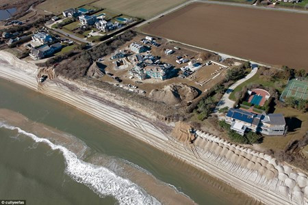 Khung cảnh công trường xây dựng tòa nhà mới năm 2012.