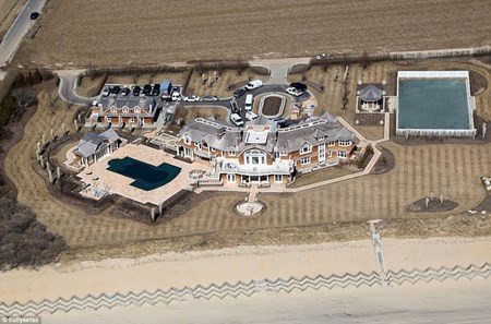 Tòa nhà mới năm 2013, khi đang xây bể bơi và sân tennis.