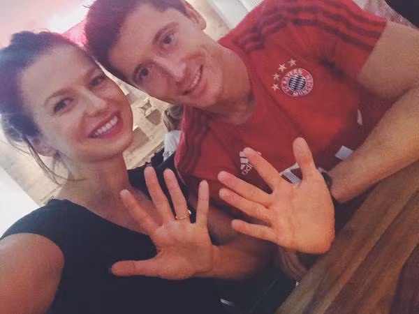 Vợ chồng Lewandowski khoe chiến tích “bàn tay nhỏ”. Ngay cả Robert Lewandowski cũng không tin vào mắt mình sau khi ghi 5 bàn thắng chỉ trong vòng 9 phút vào lưới Wolfsburg và sau trận đấu tiền đạo người Ba Lan và vợ đã cùng khoe chiến tích "bàn tay nhỏ" trên Twitter.
