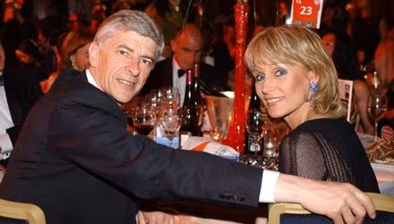 Lộ lý do HLV Wenger bị vợ bỏ. 5 năm sau ngày kết hôn với Annie Brosterhous, HLV Arsene Wenger đã buộc phải ra tòa để ly dị. Lý do là vì người phụ nữ 59 tuổi này không thể chịu được cảnh “Giáo sư” người Pháp suốt ngày bận rộn với công việc. Được biết, hai người có 1 con gái chung tên Lea và sinh năm 1997.