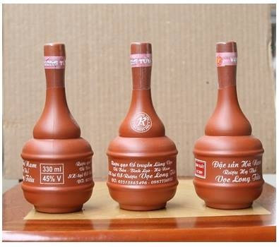 Rượu làng Vọc (huyện Bình Lục) được nấu bằng gạo đặc sản ủ với men ta gồm 36 vị thuốc Bắc. Công đoạn làm rượu rất công phu. Từ lúc úp men phải trải qua 2 – 3 ngày, chờ khi men dậy mới được mở. Nói tới món đặc sản Hà Nam này, không ai không nhắc tới thương hiệu Vọc Long Tửu của gia đình ông Nguyễn Văn Long, người đã có công lớn trong việc vực dậy danh tiếng của rượu làng Vọc. Vọc Long Tửu đã đoạt được nhiều giải, cúp vàng về chất lượng và mẫu mã cùng nhiều câu thơ ca tụng.