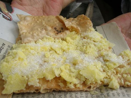 Bánh đa kê: Bánh đa kê có lúc là món ăn điểm tâm sáng, và có người muốn đổi bữa, cũng đôi khi người Hà Nam tìm bánh đa kê nhấm nháp thay cho phở bò, xôi lúa, bánh giò. Bánh đa không giòn thì không thể có đa kê ngon. Bánh đa đã phết kê phải ăn ngay, chỉ cần để lâu khoảng 5 phút là bánh đa dai và mất hết vị ngon. Vị giòn thơm của bánh đa vừng quyện với vị mát của kê, vị bùi của đậu xanh, vị ngọt của đường kính tạo thành một món khoái khẩu của cả trẻ con lẫn người lớn.