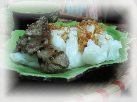 Bánh cuốn chả nướng Phủ Lý: Ở những nơi khác, bánh cuốn có nhân thịt băm, mộc nhĩ và ăn kèm chả quế. Nhưng ở Hà Nam, chả nướng sẽ được dọn kèm bánh cuốn. Thịt lợn thái miếng vừa ăn, tẩm gia vị đầy đủ và được nướng thơm trên than hồng. Món nước chấm rất quan trọng với đầy đủ mọi vị mặn ngọt chua cay pha chế hài hòa. Khi ăn, thực khách sẽ rắc thêm chút tiêu, ớt lên trên, ăn kèm cùng chút rau húng, giá đỗ và hoa chuối thái bào. Bánh cuốn Hà Nam bán nhiều ở chợ Phủ Lý, các hàng quán bên sông Đáy.