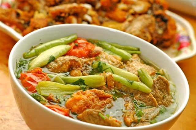 Bún cá rô đồng Bún cá rô đồng Hà Nam cuốn hút người ăn nhờ lớp thịt vàng ruộm xen lẫn màu xanh của rau cải, vị ngọt thơm của nước dùng… Sự cầu kỳ của món ăn thể hiện khi các đầu bếp chọn cá rô đồng “chính hiệu” của vùng quê chiêm trũng chứ không phải cá rô phi, cá rô lai được bán đại trà trong các chợ.