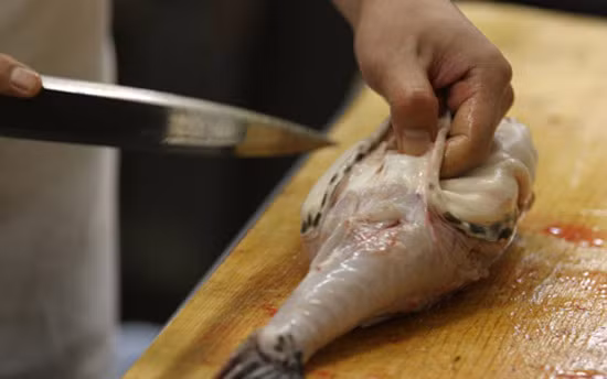 Để an toàn, nhiều nước trên thế giới, đặc biệt là Nhật rất chú trọng đến việc hướng dẫn người dân cách chế biến loại cá này. Ngay khi đánh bắt, người sử dụng phải lột nội tạng của cá nóc ngay lập tức, khi ăn cũng tránh loại đã chết, ươn.