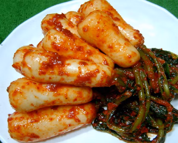 Ở tỉnh Gyeongsang và Jeolla, kim chi được làm từ nước mắm cá được trộn với bột gạo. Loại kim chi này được làm với dongchimi trước gimjang, vì vậy loại kim chi này được ăn sớm hơn baechu-kimchi. Để bảo quản loại kim chi này lâu, người ta thường sử dụng ít cá cơm và bột gạo, và điều chỉnh hương vị với tôm muối để tăng thêm hương vị, sau đó bọc ngoài bằng các lá bắp cải. Loại kim chi phải muối một thời gian dài mới ăn được, nhưng có màu sắc và độ tươi lâu.