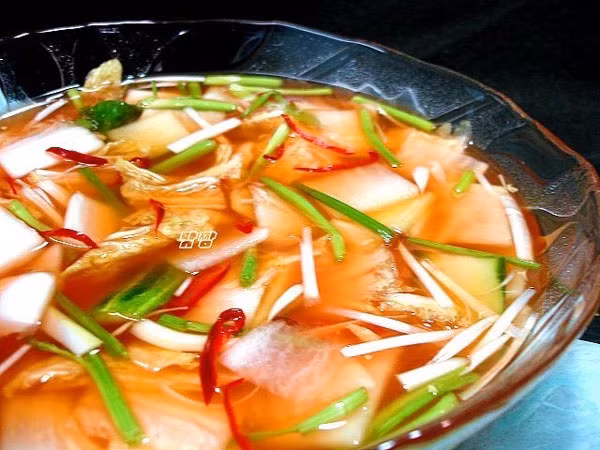 Có thể sử dụng phần trắng của hành lá khi khi chế biến nhưng không nên dùng phần xanh vì chúng có nhựa. Tinh bột từ củ cải, đường và gia vị làm cho nước dùng bị đặc và dính. Khi làm kim chi nên sử dụng một miếng vải mỏng để lọc, không cho ớt trực tiếp vào nước dùng. Để tiết kiệm thời gian nên đun sôi nước và làm lạnh, sau đó cho thêm hai muỗng đường.