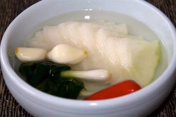 Ngoài ra, khi lê chín tới vị ngọt chiếm khoảng 7-10%, nhiều đường fructose và ít gluco nhất. Vì có mùi vị ít chua, nên lê là nguyên liệu lý tưởng để làm món dongchimi.