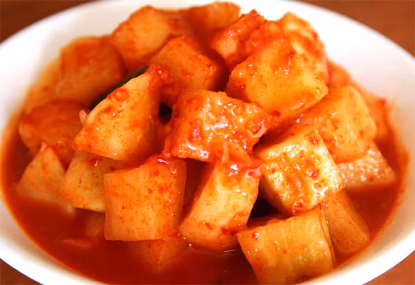 Mắm tôm nên được dùng thay cho cho nước nước chấm làm từ cá sẽ mang đến cho kkakdugi một màu sắc đẹp hơn và hương vị thơm nồng. Món kkadugi thích hợp khi ăn với hàu, nhưng phải ăn ngay càng sớm càng tốt vì món ăn này sẽ dễ bị hỏng.