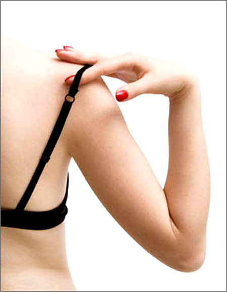 Dây áo không bao giờ chịu nằm yên. Dây áo ngực phụ nữ cũng là 'kẻ gây rối' khiến các chị em phải đau đầu. Dây áo quá chật sẽ gây khó chịu và xuất hiện những vết lằn xấu xí. Trong khi nới lỏng dây lại khiến chúng rơi khỏi vai thường xuyên.