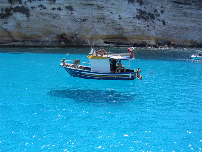 Chiếc thuyền như lơ lửng trên không.