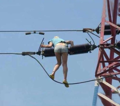 Tránh ra để xem chị thể hiện sự "dũng cảm" nhé.