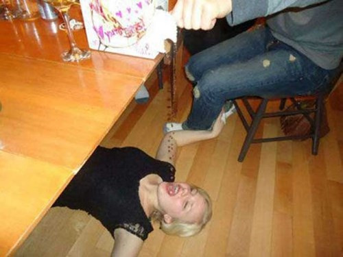 Nằm kiểu này chắc là dễ uống hơn nhiều.