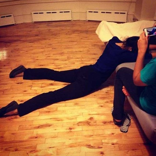 Lên giường ngủ mà cũng khó khăn vậy sao?