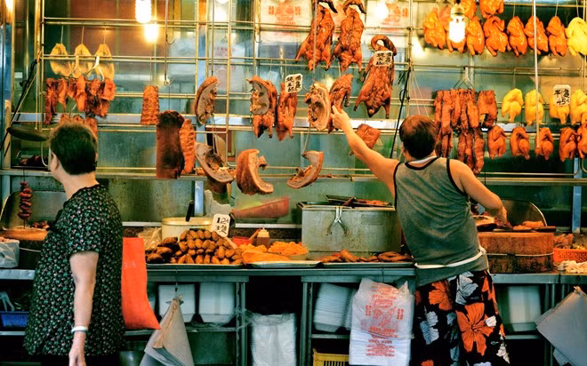 Xíu mại: Món thịt nướng Quảng Đông này là đặc sản của Hong Kong. Nếu bạn không biết phải bắt đầu từ đâu, hãy tìm một nhà hàng phục vụ lợn quay nguyên con. Họ cho gạo nếp vào trong con lợn và quay trên than hoa cho tới khi lớp da bên ngoài chín giòn.