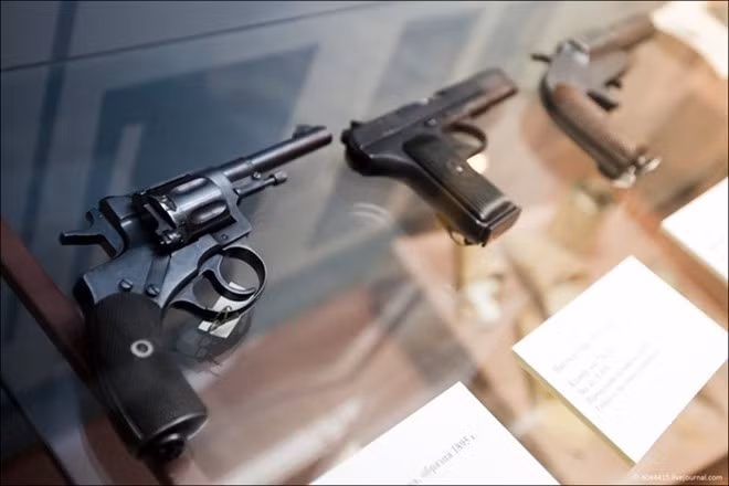 Ba mẫu súng - gồm súng lục và súng côn.