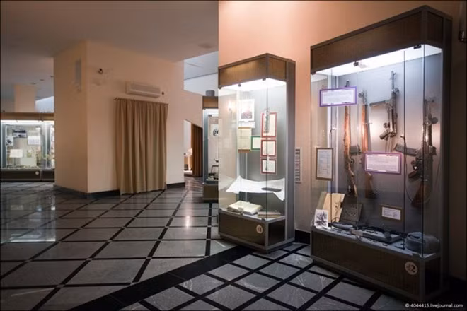 Khách tham quan có cơ hội ngắm nhiều loại súng, đọc tiểu sử của tướng Mikhail T. Kalashnikov, "cha đẻ" của súng AK-47, đồng thời xem những tài liệu về quá trình phát minh súng.