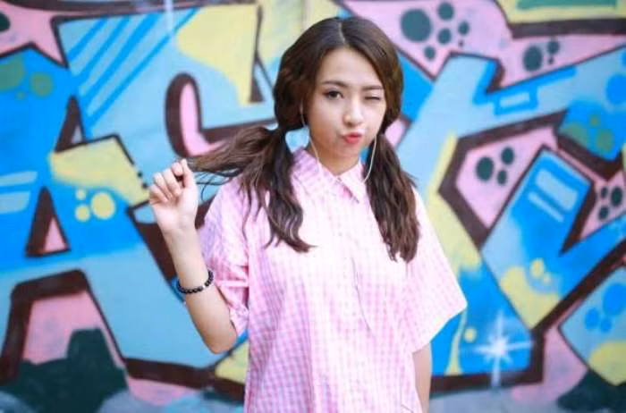 Minh Trang đang là một diễn viên khá nổi tiếng của thành phố hoa phượng đỏ.