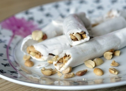 Mơ Hương Tích: Món đặc sản Hà Tây này có nhiều loại, trong đó loại mơ có màu vàng au, quả nhỏ, đầu nhọn, thịt dày có mùi thơm đặc biệt là ngon nhất. Đến chùa Hương hãy chọn loại mơ này về ngâm với đường. Sau khi cái nóng hè gay gắt đến thì bạn đã có một bình nước mơ chua ngọt, mặn, thơm lừng giải nhiệt cho cả gia đình.