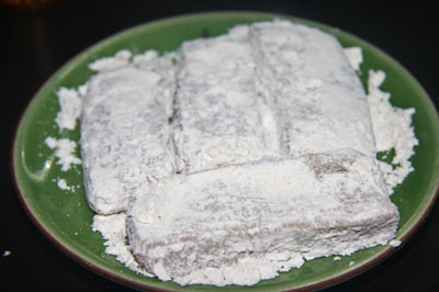 Bánh chè lam Thạch Xá. Chè lam là một loại bánh cổ truyền của người dân xã Thạch Xá, huyện Thạch Thất. Bánh chè lam ngon là sự kết hợp hài hòa của các nguyên liệu: độ dính của mật, độ mịn của bột. Điều đó đòi hỏi sự kỹ lưỡng, tay nghề của người làm bánh cao. Bánh chè lam có đầy đủ các hương vị nên rất hấp dẫn: đó là vị dẻo dai của bột nếp, vị ngọt ngào của mật, một chút cay của gừng, một chút bùi của đậu phộng và cả một chút ngậy của thịt lợn. 