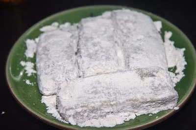 Bánh chè lam Thạch Xá. Chè lam là một loại bánh cổ truyền của người dân xã Thạch Xá, huyện Thạch Thất. Bánh chè lam ngon là sự kết hợp hài hòa của các nguyên liệu: độ dính của mật, độ mịn của bột. Điều đó đòi hỏi sự kỹ lưỡng, tay nghề của người làm bánh cao. Bánh chè lam có đầy đủ các hương vị nên rất hấp dẫn: đó là vị dẻo dai của bột nếp, vị ngọt ngào của mật, một chút cay của gừng, một chút bùi của đậu phộng và cả một chút ngậy của thịt lợn. 