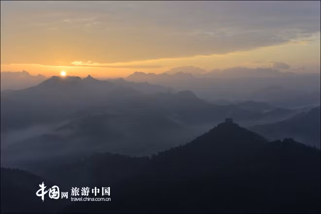 Không chỉ vào buổi bình minh cảnh sắc mới đẹp như vậy, Kim Sơn Lĩnh mỗi mùa đẹp một vẻ khác nhau. Chỉ với cảnh mặt trời mọc, mặt trời lặn hàng ngày, nơi đây cũng có thể là một bức tranh thiên nhiên như mộng.