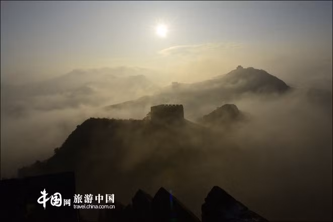 Cả Trường Thành như chìm trong biển mây huyền ảo.