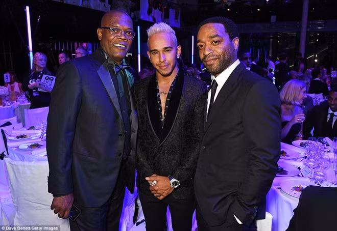 Ngôi sao công thức 1, Lewis Hamilton (giữa) chụp ảnh cùng hai nam diễn viên Samuel L. Jackson (trái) và Chiwetel Ejiofor trong bữa tiệc tối.