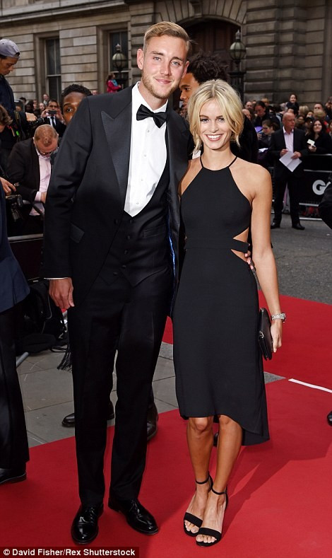 Vận động viên cricket nổi tiếng của Anh, Stuart Broad tham dự sự kiện cùng bạn gái xinh đẹp Bealey Mitchell. Broad giành danh hiệu Thành tựu nổi bật của GQ.