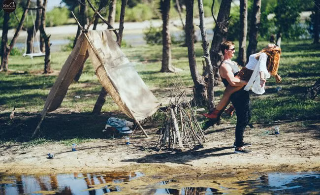 Lúc đó, Thanh và Paul cùng là du học sinh và sang Mỹ thực tập tại một resort. Cô gái vốn ham du lịch gặp gỡ chàng trai thích lái xe và ưa khám phá. Nhưng lần đầu tiên cô lại không có một ấn tượng nào với chàng Tây tên Paul.