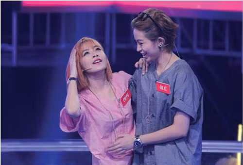 Chi Pu và Gil Lê không ngần ngại dành cho nhau những cử chỉ chăm sóc đầy tình cảm, diện áo đôi hay nắm tay, ôm nhau đầy tình tứ.