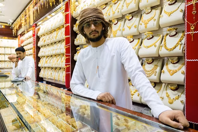 Chính quyền Dubai giám sát chặt chẽ chất lượng vàng được bán ở các cửa hàng trong chợ, do đó du khách không phải lo chuyện hàng giả. Vì Dubai không đánh thuế nhập khẩu nên thường thì giá các món trang sức ở đây sẽ rẻ hơn khoảng 20% mức giá trung bình trên thế giới. Ảnh: Bloomberg.