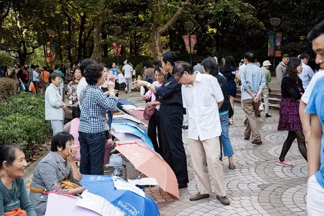 Chợ hôn nhân Thượng Hải: Chợ hôn nhân này họp vào thứ bảy và chủ nhật hàng tuần, từ trưa tới 17h tại công viên Nhân dân Thượng Hải, Trung Quốc. Các bậc phụ huynh đem theo thông tin về con mình tới chợ để trao đổi, nhằm tìm ra đối tượng thích hợp cho con mình. Ảnh: Juliaknop/Blogspot.