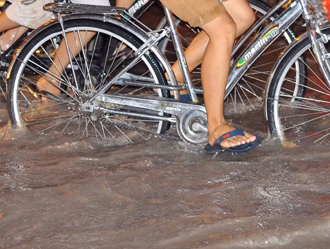 Nước ngập gần lút nửa bánh xe đạp trên đường 30/4.