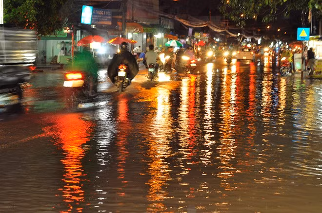 "Lượng mưa lớn trong khi hệ thống thoát nước kém nên khoảng 20 phút sau mưa là đường ngập. Nước trên các tuyến phố thoát không kịp nên khu dân cư cũng bị nước tràn vào", ông Nguyễn Văn Thông (cư dân phường Tam Hiệp) phản ánh.