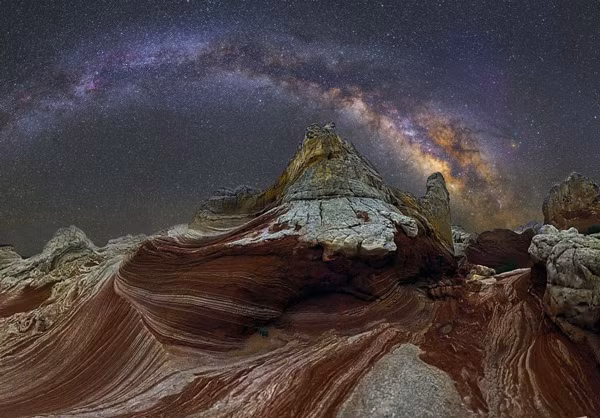 Cầu vồng là một hình ảnh rất quen thuộc nhưng cầu vồng được tạo thành từ 1000 tỷ ngôi sao của Dải Ngân Hà thì có lẽ là điều hiếm thấy. Những bức ảnh cầu vồng này giúp phần tăng thêm sự huyền bí của vũ trụ.